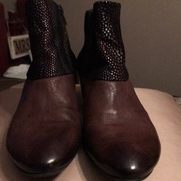 Booths - Picture 5 of 5